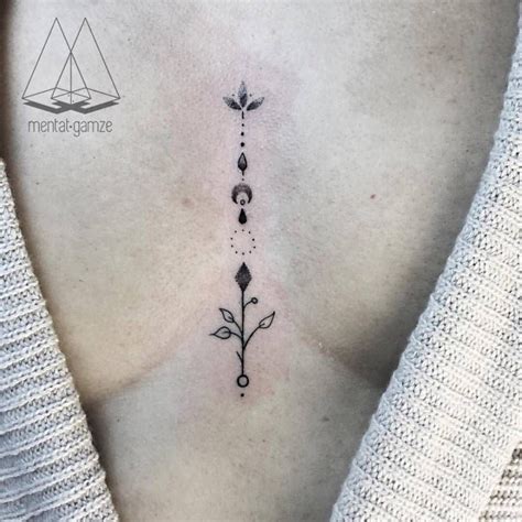 tattoo en medio de los senos|Tatuajes en la mitad del seno